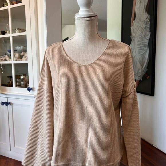 Cloud 10 NWT Elegant Tan V-Neck Sweater - Picture 1 of 3